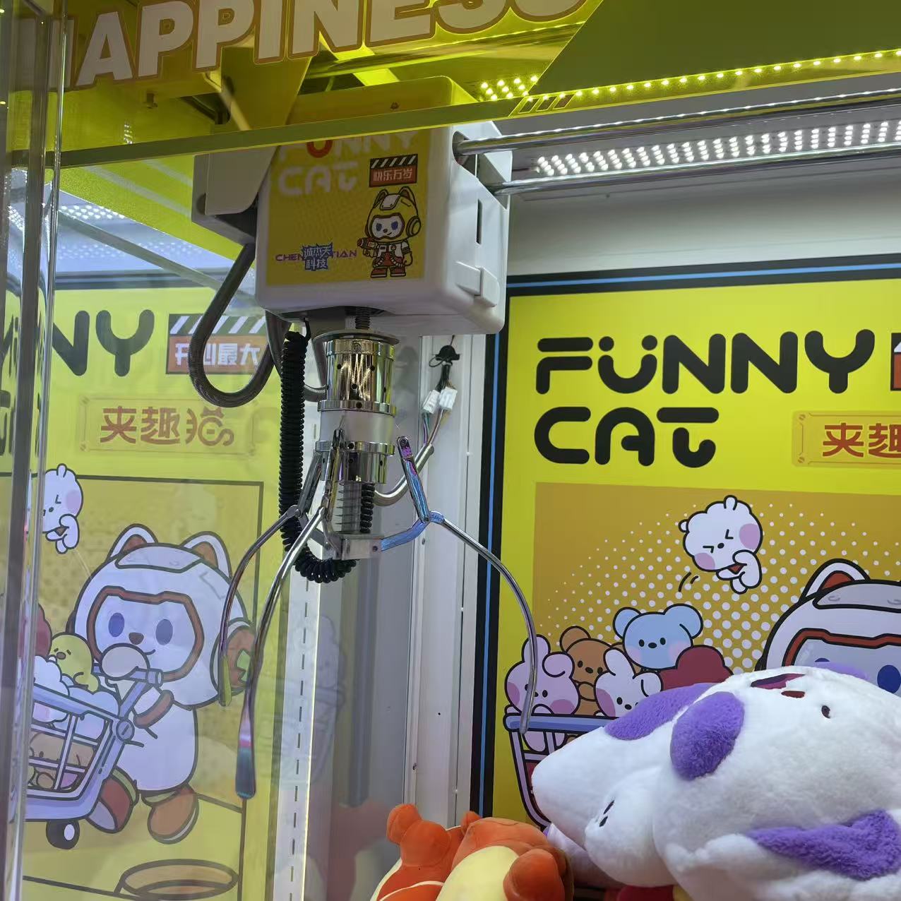 250mm heavy-duty claw on Chengjietian Gen 3.5 plush claw machine close-up