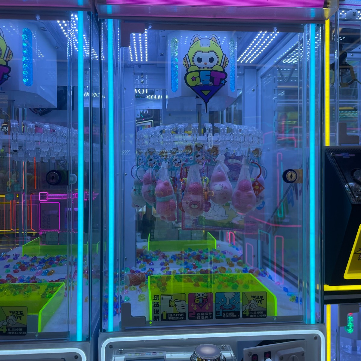 Interior view of 32 clips prize machine showing circular clip wheel for hanging keychains cards and small prize items