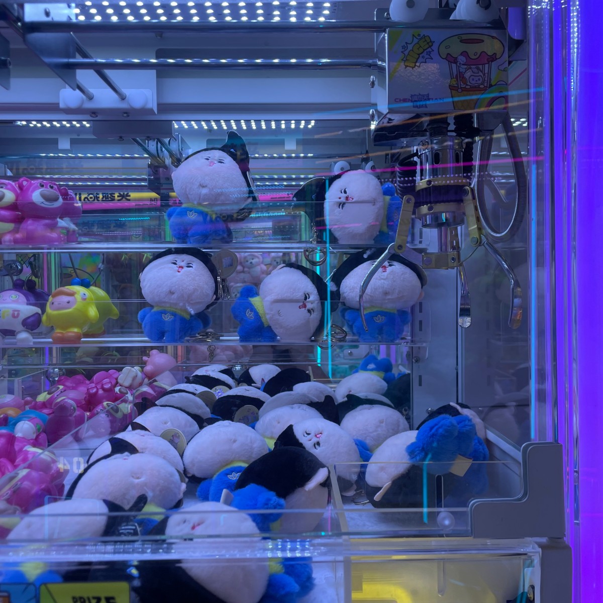 7.5cm and 8.5cm interchangeable claw close-up on Gen 4 mini claw machine for grabbing 2–3 inch plush toys and keychains