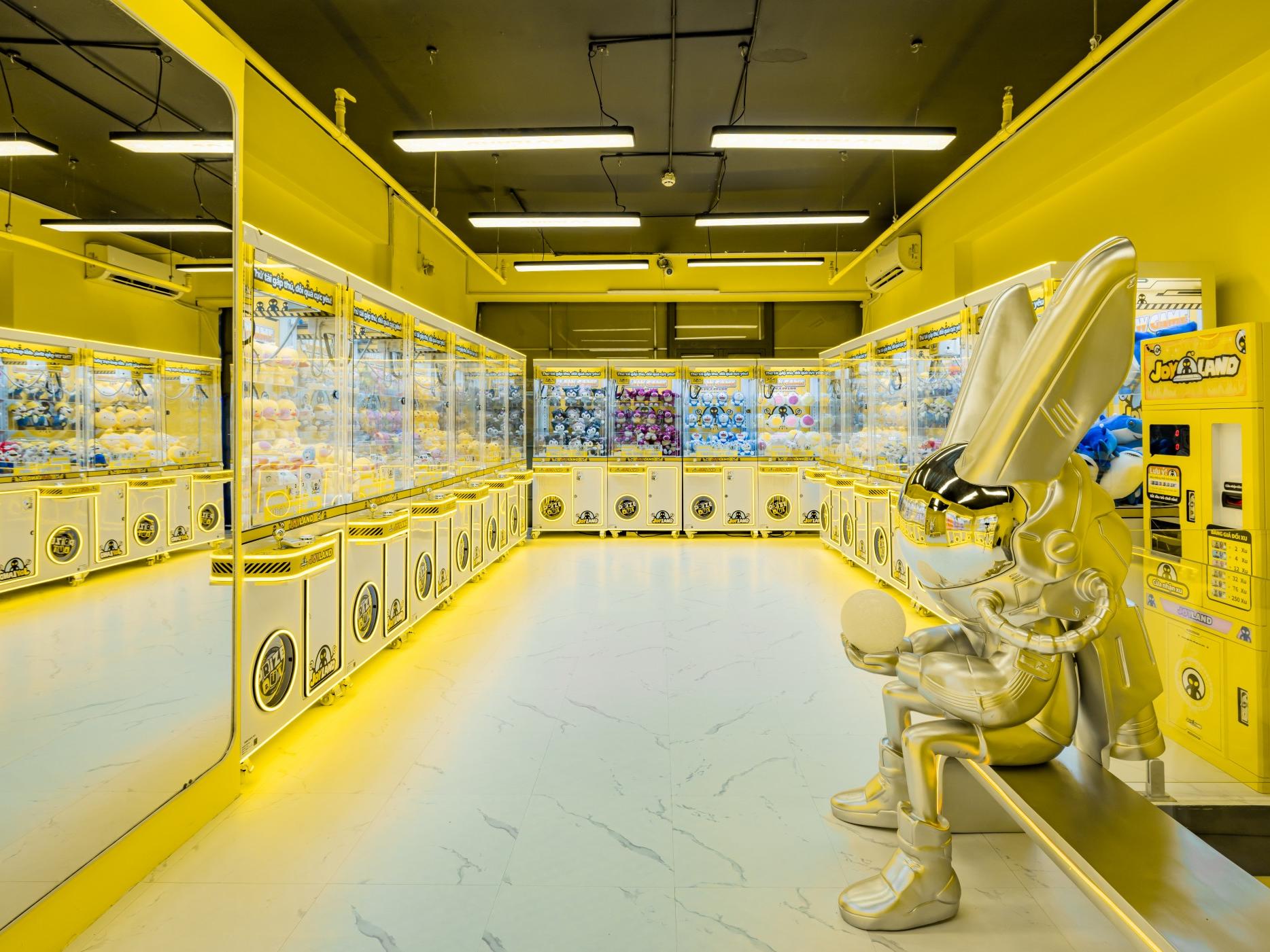 Chengjietian Gen 4 mega claw machines installed in a commercial arcade, designed for jumbo plush prize business