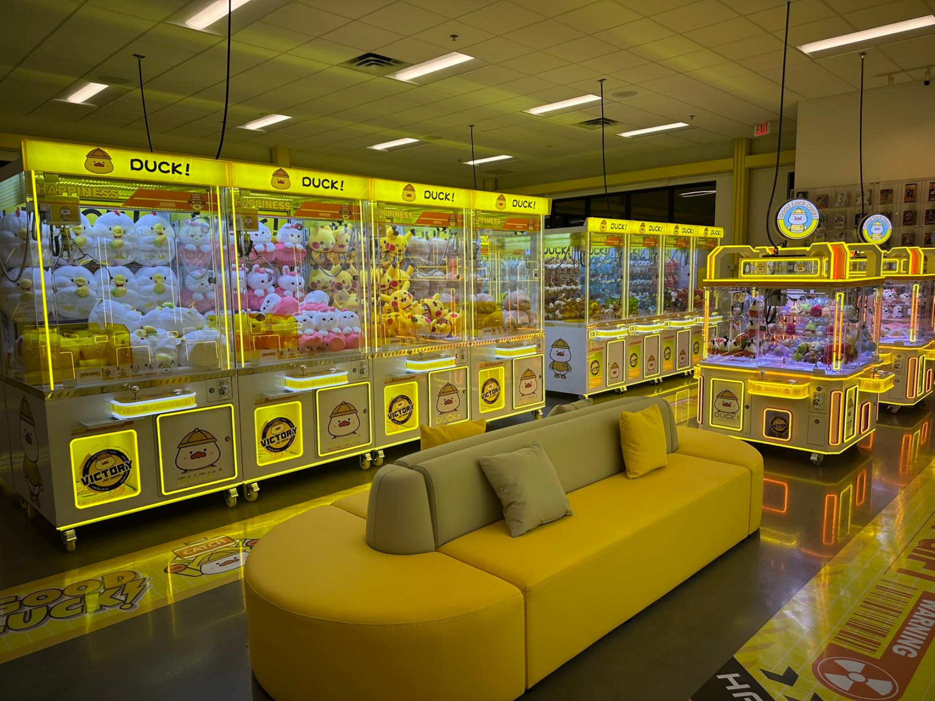 Chengjietian Gen 5 giant claw machines installed in arcade for jumbo plush prize operation