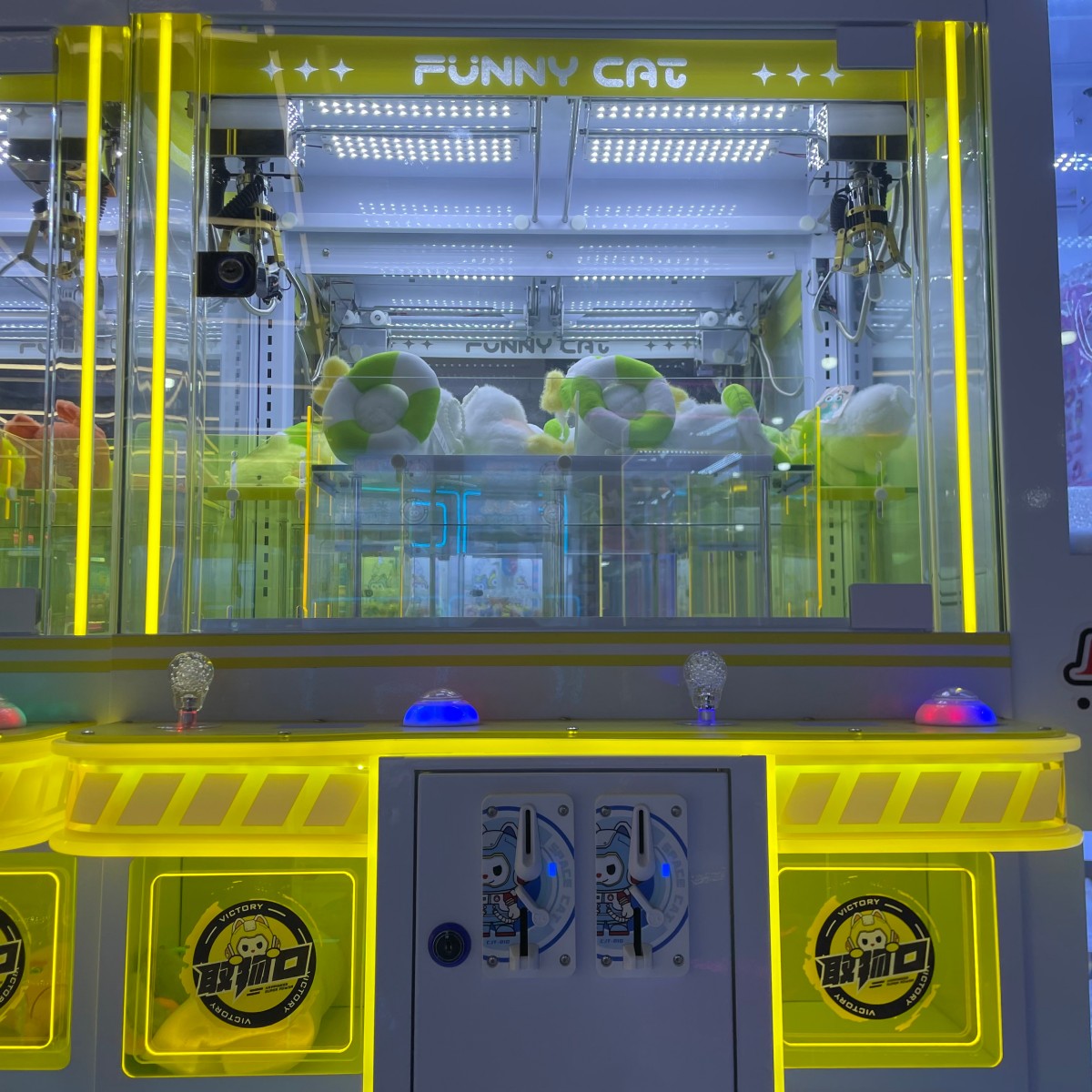 Dual-Player Mini Claw Machine with Prize Display Cabinet upper cabinet showing dual-player claw mechanism and transparent gameplay area