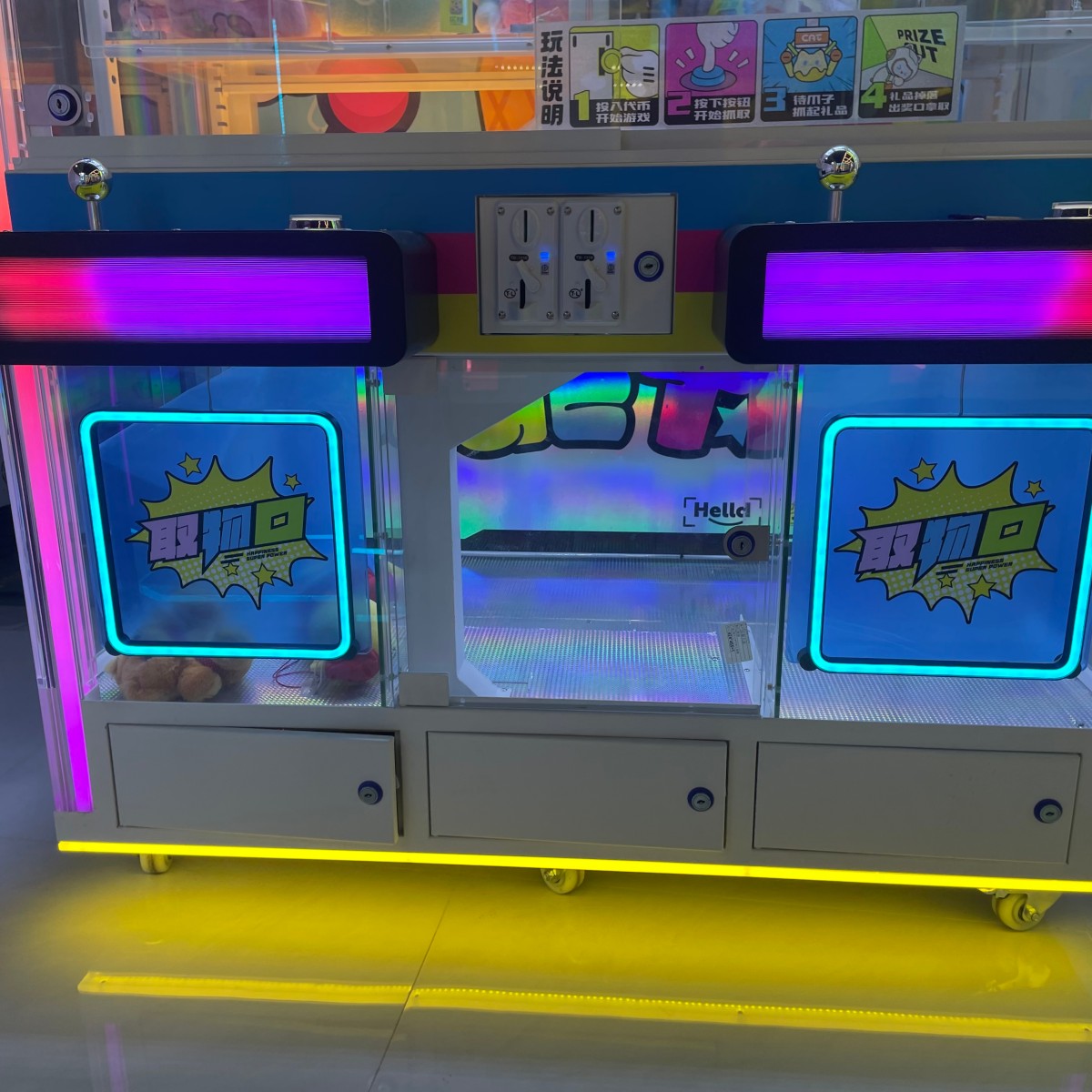 Dual-player claw machine lower cabinet display