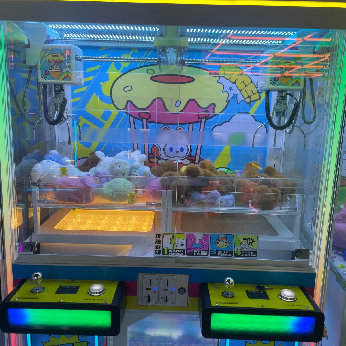 Dual-player claw machine upper cabinet display