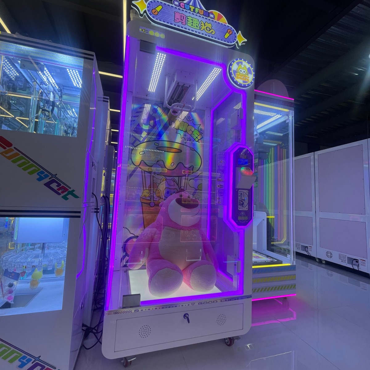 Gen 1 Scissor Gift Machine installed in arcade venue
