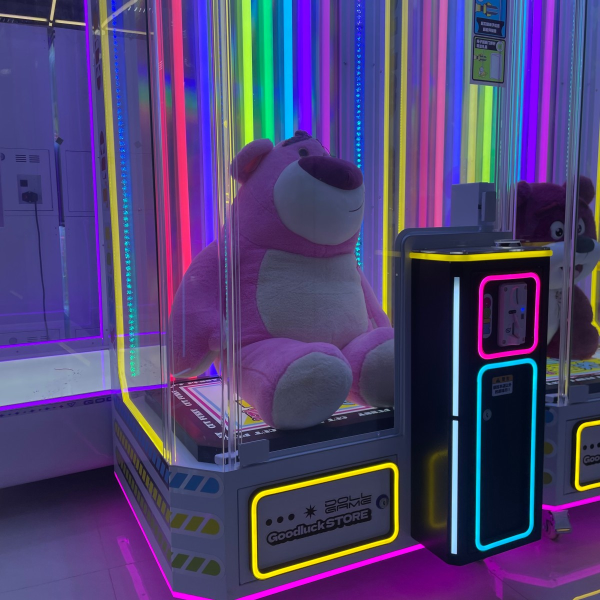 Gen 2 Scissor Gift Machine with large plush prize inside, commercial arcade scissors cutting game machine for big plush toys