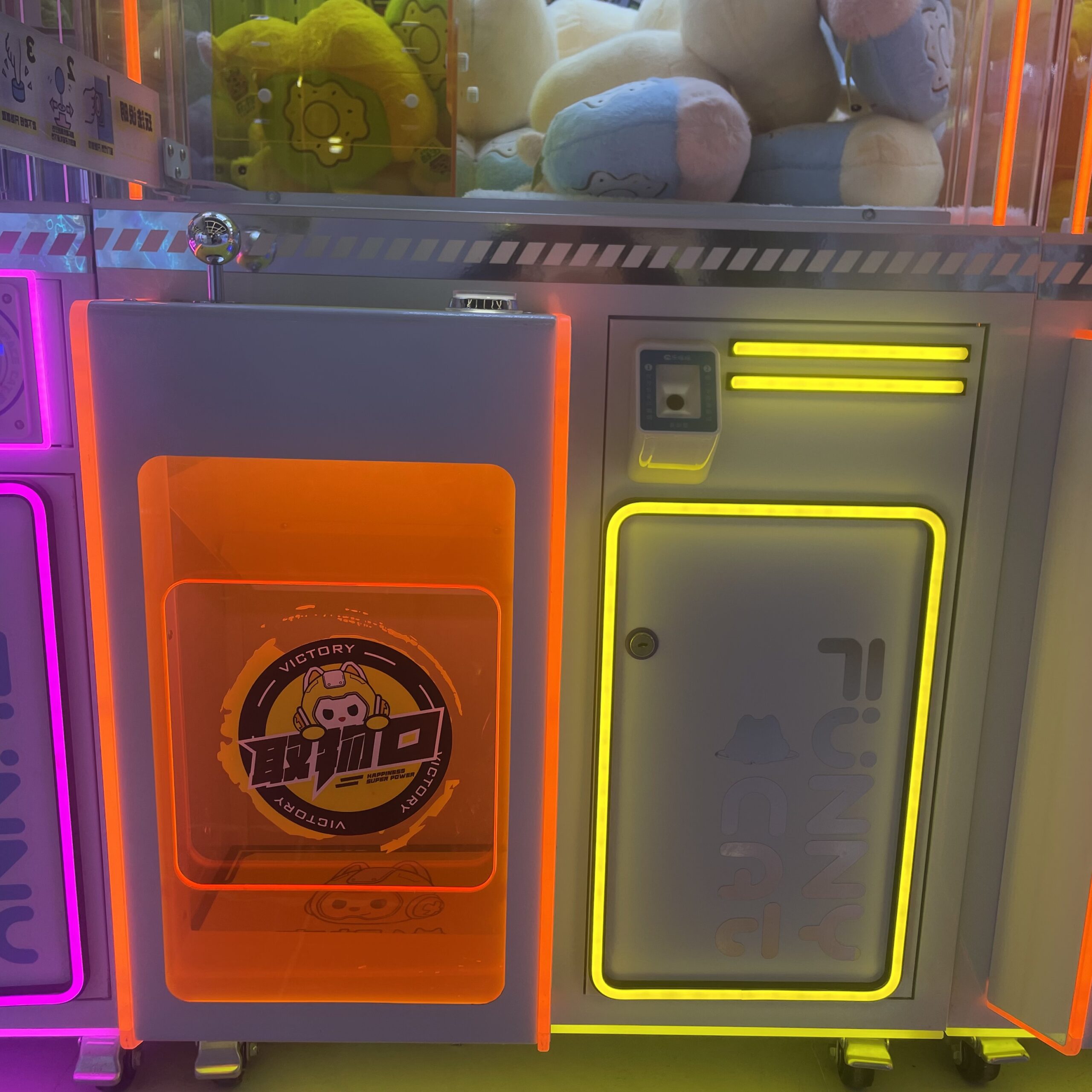 Lower cabinet structure of Chengjietian Gen 3 claw machine showing reinforced design