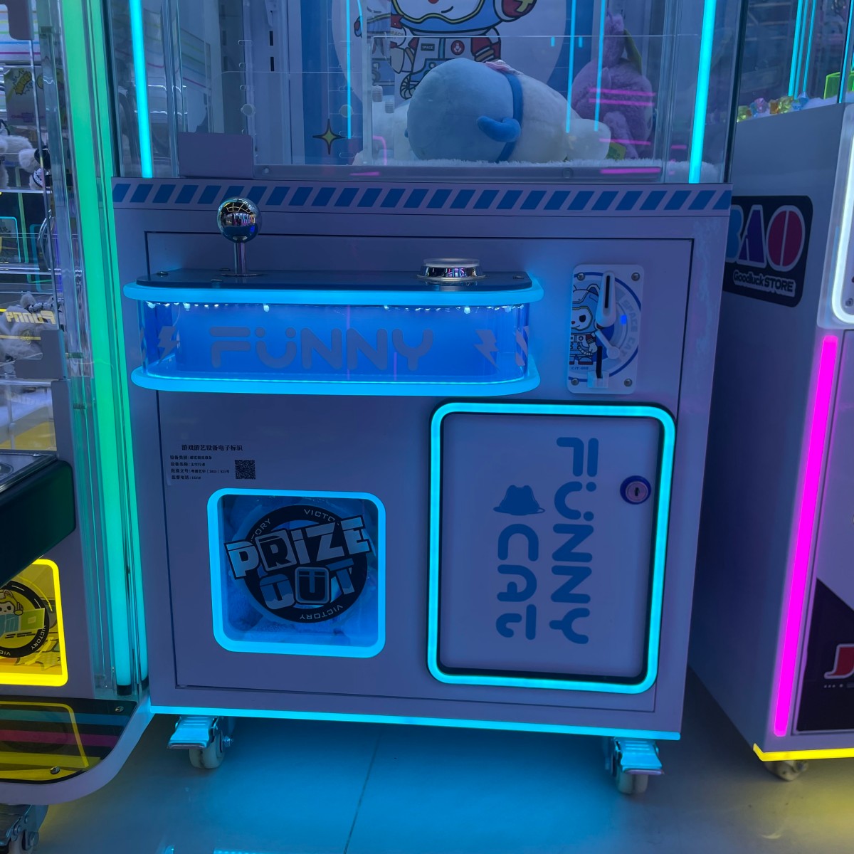 Lower cabinet structure of small size claw machine with stable metal base