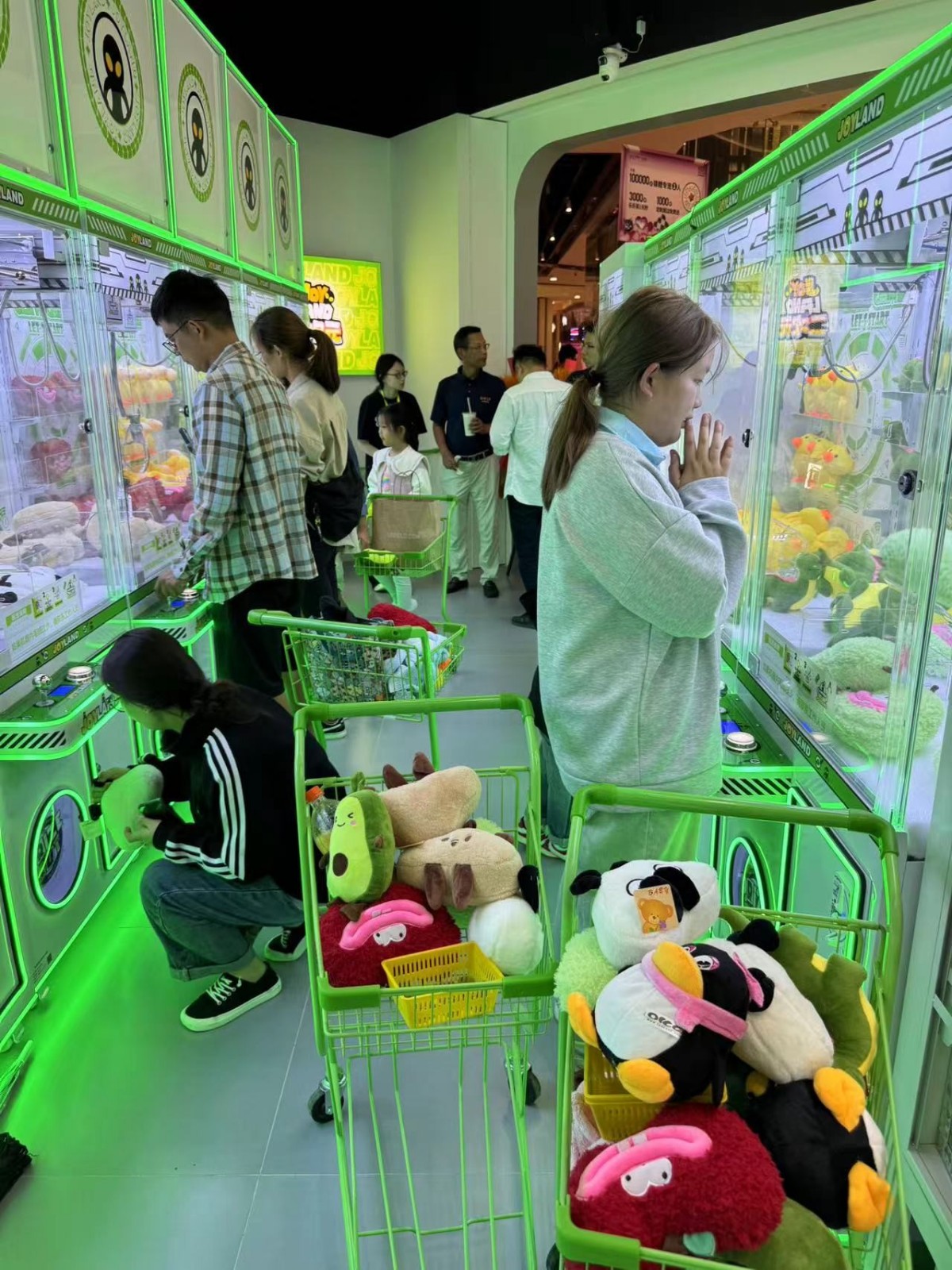 22-inch coin changer machine used in a busy arcade with players lining up for self-service coin exchange